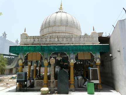 Tomb of Sufi saint, Qutbuddin Bakhtiyar Kaki in Mehrauli, Delhi