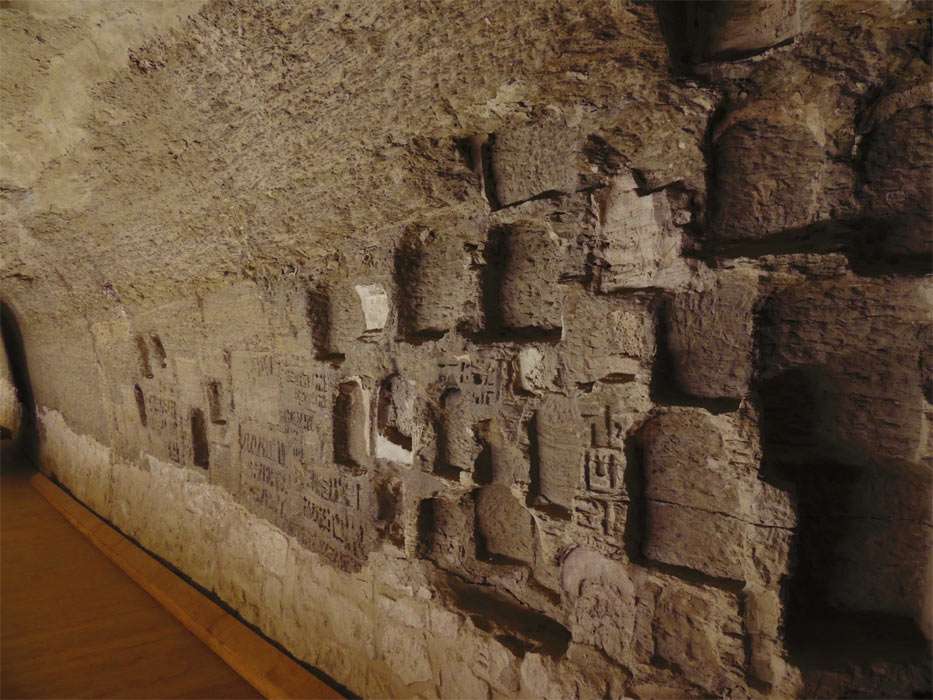 The beginning of the Grand gallery where the steles were placed (now removed).